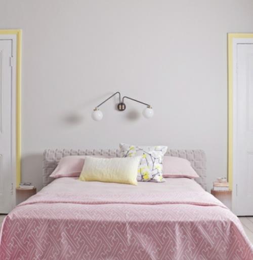 romanttinen makuuhuone suunnittelee pastellivärejä vaaleanpunainen päiväpeite seinävalaisin