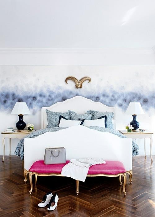 romanttinen makuuhuone suunnittelee valkoisen päätylevyn puulattian