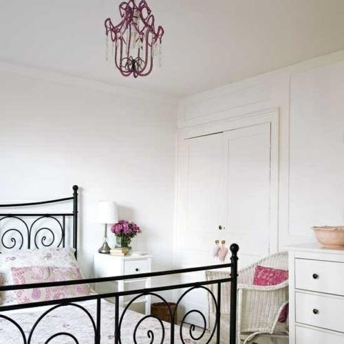 romanttinen makuuhuone suunnittelee valkoisen seinän mustan sängyn kehyksen