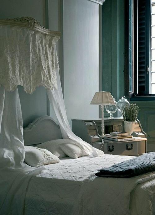 romanttinen makuuhuoneen sisustus antiikki lipasto pöytävalaisimella
