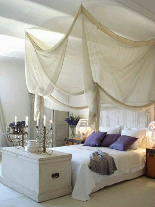 romanttiset makuuhuoneen kalusteet sängyn katokset, jotka on valmistettu herkästä, läpinäkyvästä kankaasta
