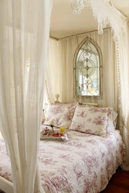 romanttinen makuuhuone filigraanikuvioiset liinavaatteet lila