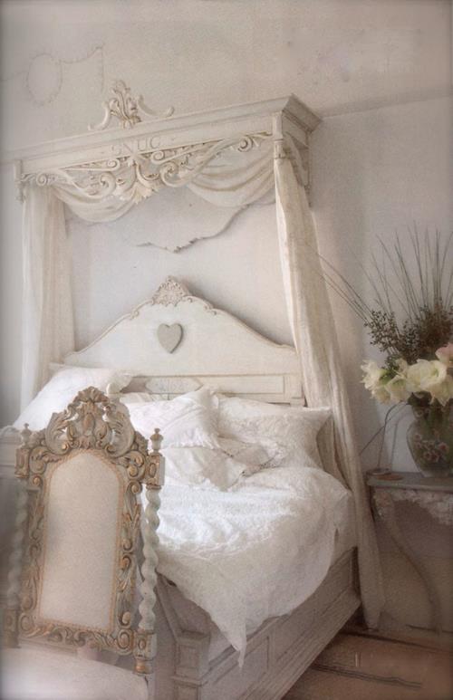 romanttinen barokkityylinen makuuhuone, jossa on rocailles