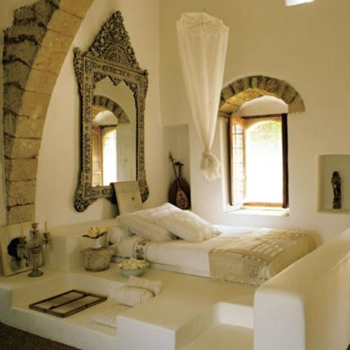 romanttinen makuuhuone upea seinäpeili filigraanikoristeilla