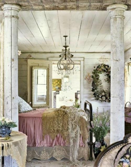 romanttinen makuuhuoneen sisustus tukevia antiikkipylväitä