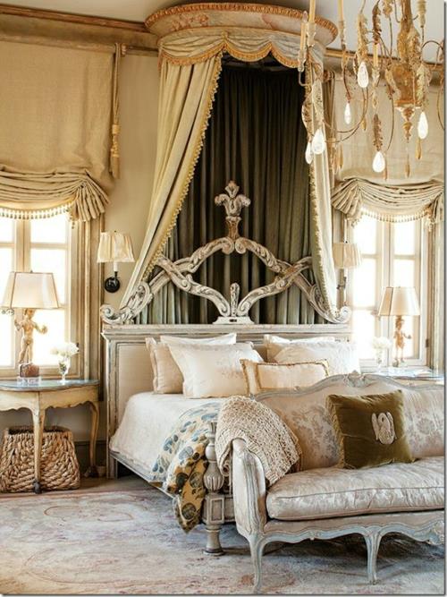 romanttinen makuuhuoneen kalustus rokokotyylinen sängyn katos ja kattokruunu koristeltu kultaisilla lehdillä