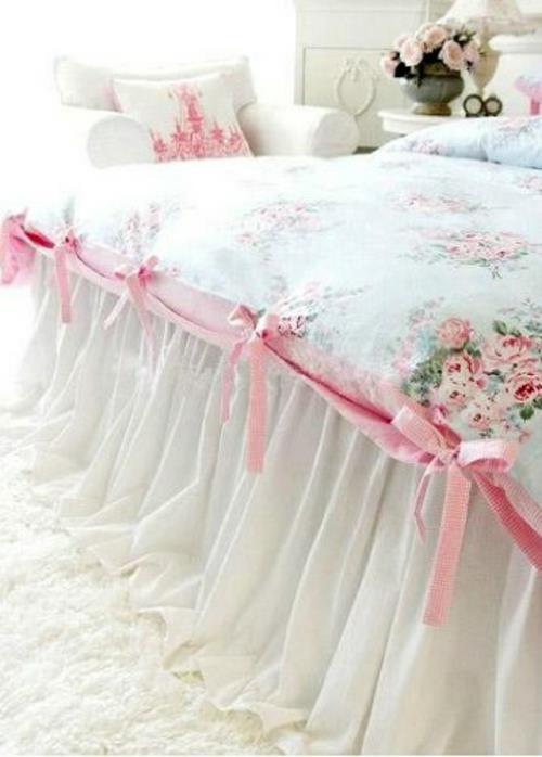 romanttinen makuuhuoneen sisustus päiväpeite vaaleanpunaisilla jousilla ja kukkakuvioilla