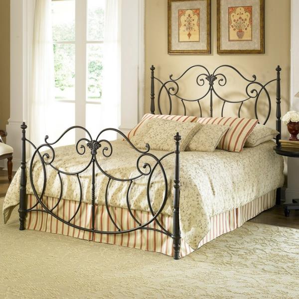 romanttinen makuuhuone upeilla takorauta koristeilla