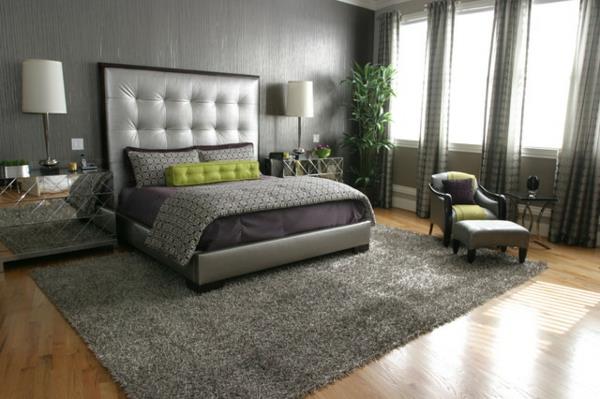 romanttiset makuuhuoneet, jotka ovat erittäin arvokkaita harmaissa vivahteissa, verhoiltu pääty