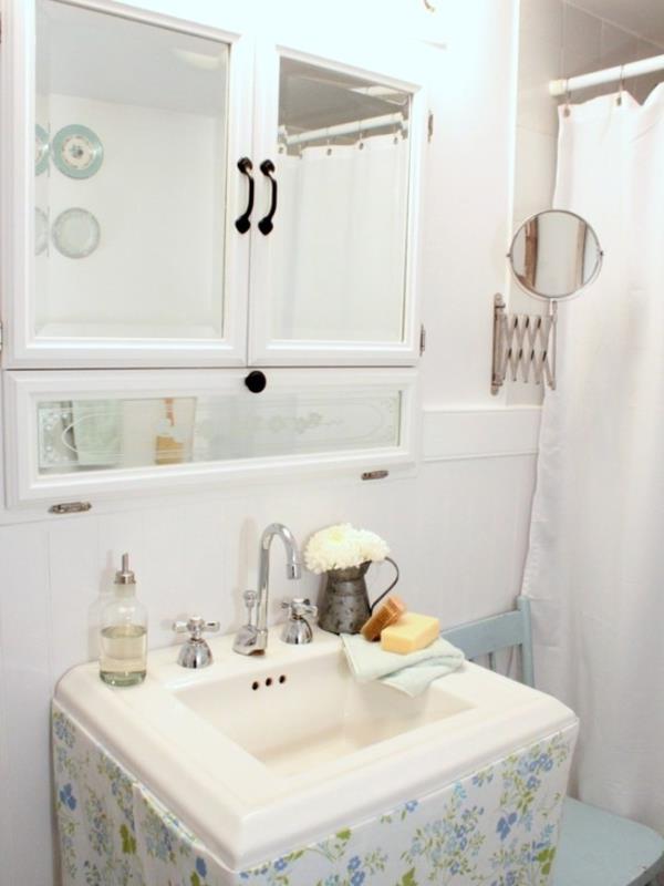 romanttinen kylpyhuone vintage hohtavan valkoisena
