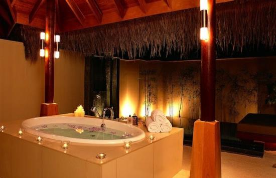 Balilaistyylinen kylpyhuone