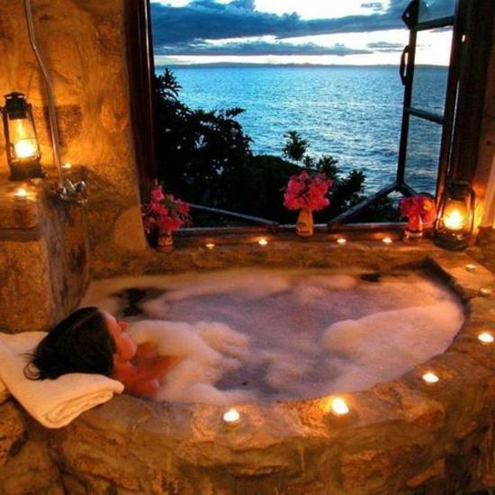 romanttinen kylpyhuone merinäköalalla