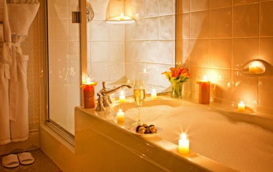 romanttiset kylpyhuoneen oranssit kynttilät