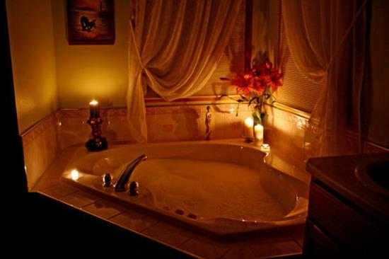 romanttinen kylpyhuone leikkokukat ja kynttilänjalat