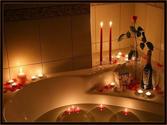 romanttinen kylpyhuone kelluvat kynttilät ja kuohuviini