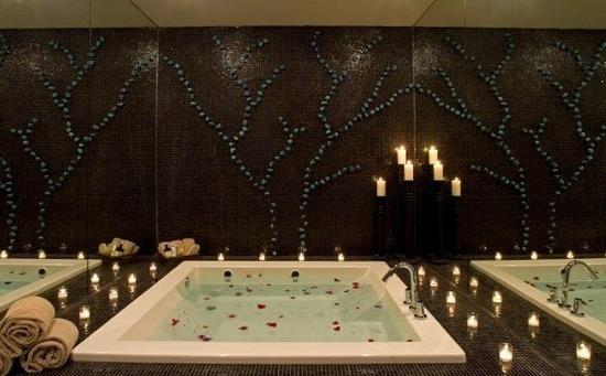 romanttiset kylpyhuoneen peiliseinät