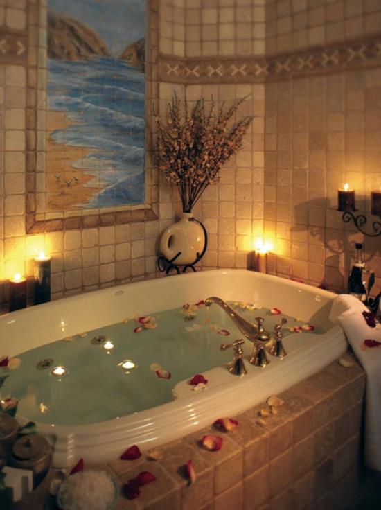 romanttinen kylpyhuone pilari kynttilät ja laatta taidetta