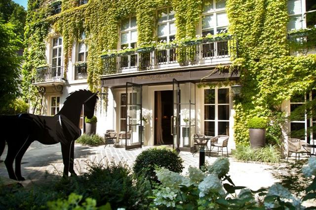 romanttinen hotelli pariisi Pavillon de la Reine -piha