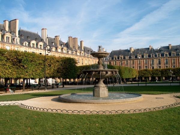 romanttinen hotelli pariisi Place des Vosges puutarha suihkulähde luksushotelli