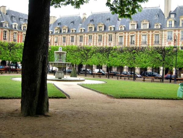 romanttinen hotelli pariisi Place des Vosges puutarha luksushotelli