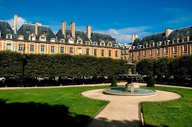 romanttinen hotelli pariisi Place des Vosges