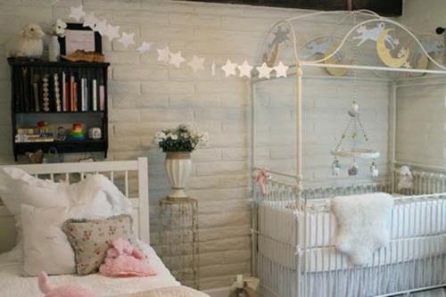 romanttinen klassinen lastenhuone tiiliseinä valkoinen yksinkertainen