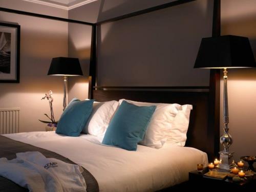 romanttinen makuuhuoneen valaistus hämärä lattiavalaisimet