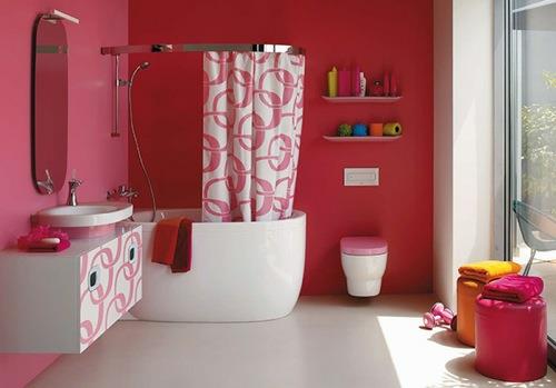 vaaleanpunaisissa kylpyhuonekalusteissa on design -kylpyamme