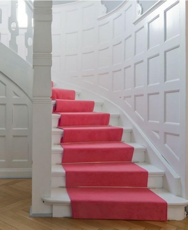 vaaleanpunainen väri portaikkojen käytävään