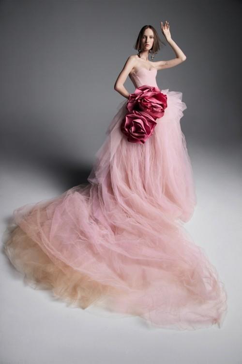 vaaleanpunainen idea häät juhlia morsiamen mekko