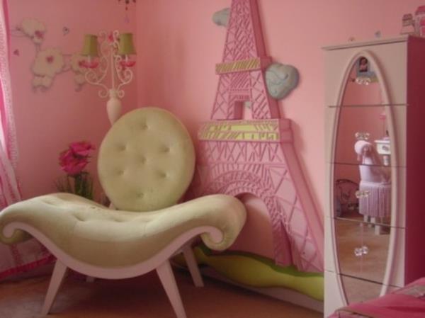 vaaleanpunainen sisustushuone eiffel -tornin sisustusseinä