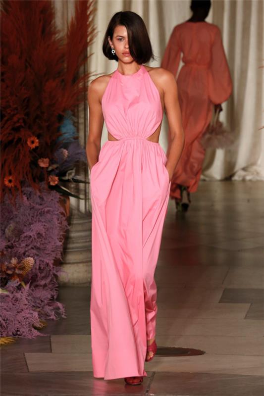 vaaleanpunainen mekko naisten trendejä New Yorkin muotiviikolta
