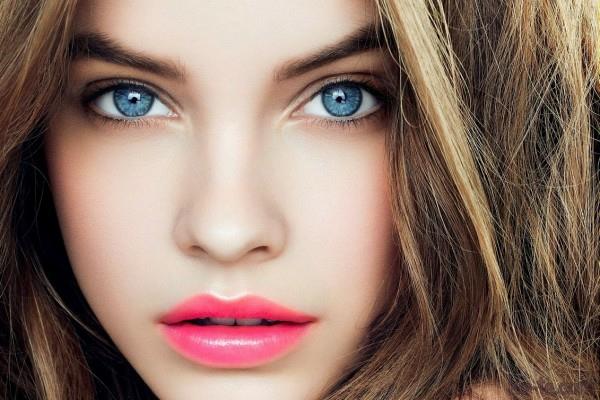 vaaleanpunainen huulipuna hienovarainen meikki siniset silmät meikki