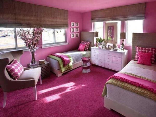 vaaleanpunainen makuuhuone kahden hengen huone
