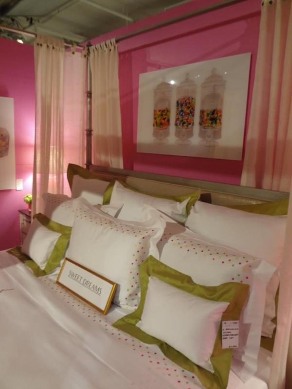 vaaleanpunainen makuuhuone vihreä aksentti tyynyt