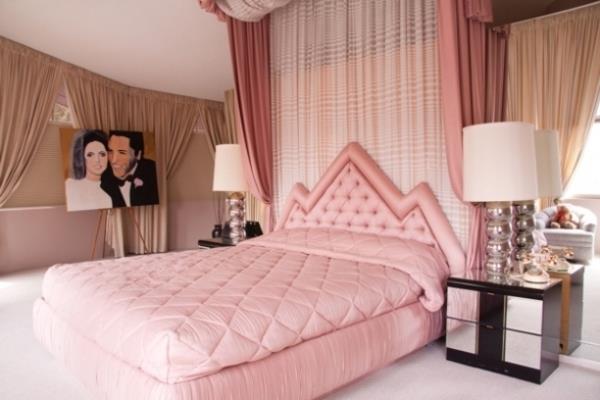 vaaleanpunainen makuuhuoneen hääsänky