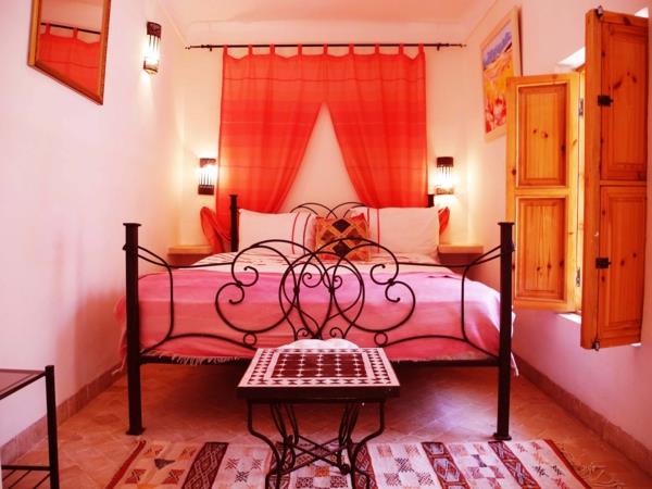 vaaleanpunainen makuuhuoneen metallisänky oranssi