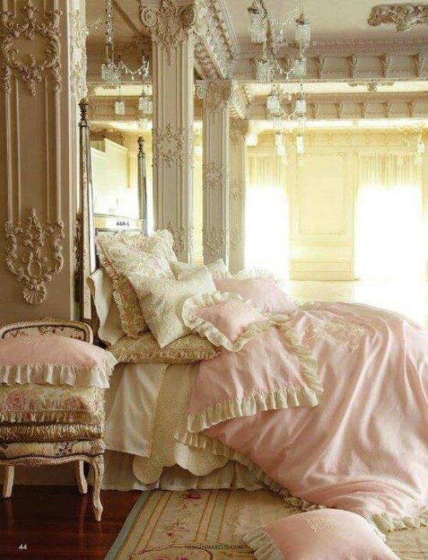 vaaleanpunainen makuuhuone rokokoo -tyyliin