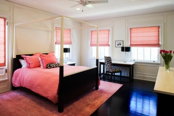 vaaleanpunainen makuuhuone musta pylvässänky