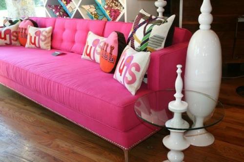 vaaleanpunainen sohva huonepalvelu suudellen viereisen pöydän lasilevyä