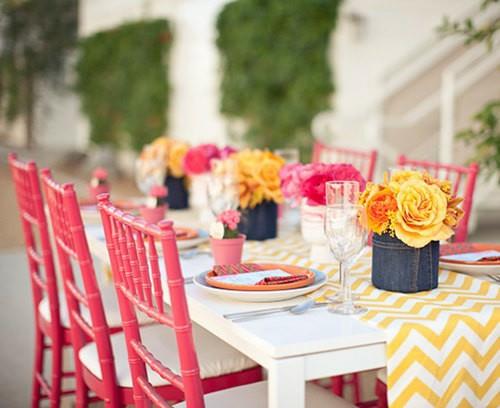 vaaleanpunaiset tuolit ilmainen pöytäliina keltainen valkoinen idea kevät