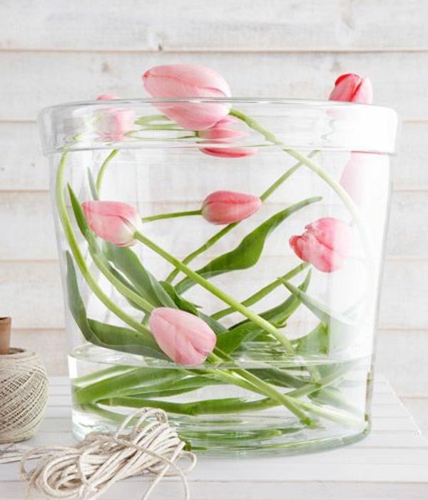vaaleanpunaiset tulppaanit kauniit koristeideat lasi vettä