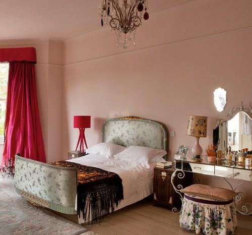vaaleanpunaiset syklaamiverhot englantilainen makuuhuoneen jakkara