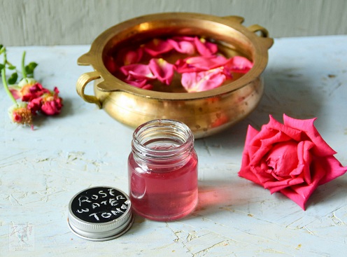 Rose Water Toner for at reducere mørke cirkler