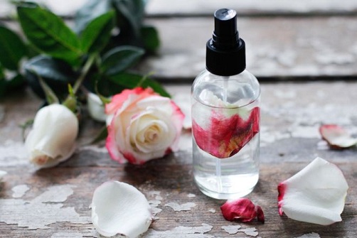 Rose Water DIY til behandling af mørke cirkler