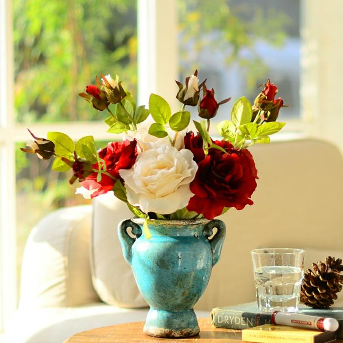 ruusut deco keraaminen maljakko antiikkisuunnittelu punaiset valkoiset kukat