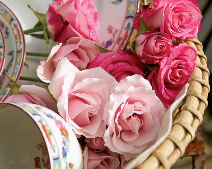ruusun koristelu vaaleanpunaiset ruusukukat kori posliini