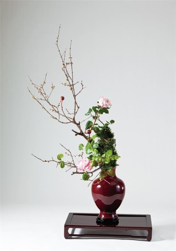 ruusut ruusunmarjan oksat ikebana