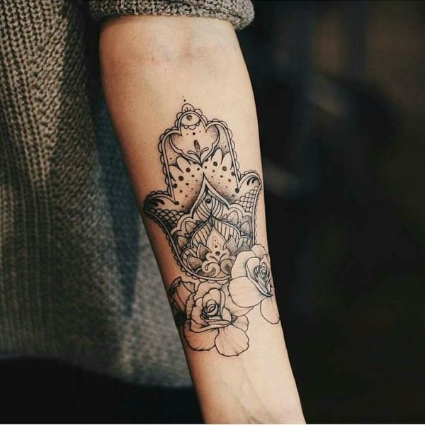 ruusu hamsa tatuointi kyynärvarren