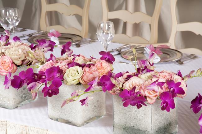 ruusut orkideat pöytäkoristeet lasissa